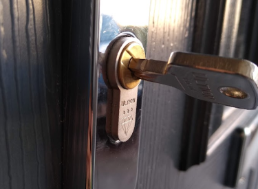 Ultion key in door