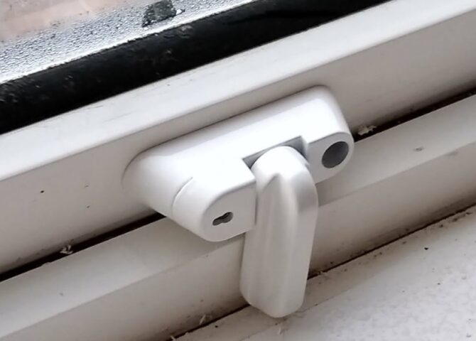 Sash jammer on window