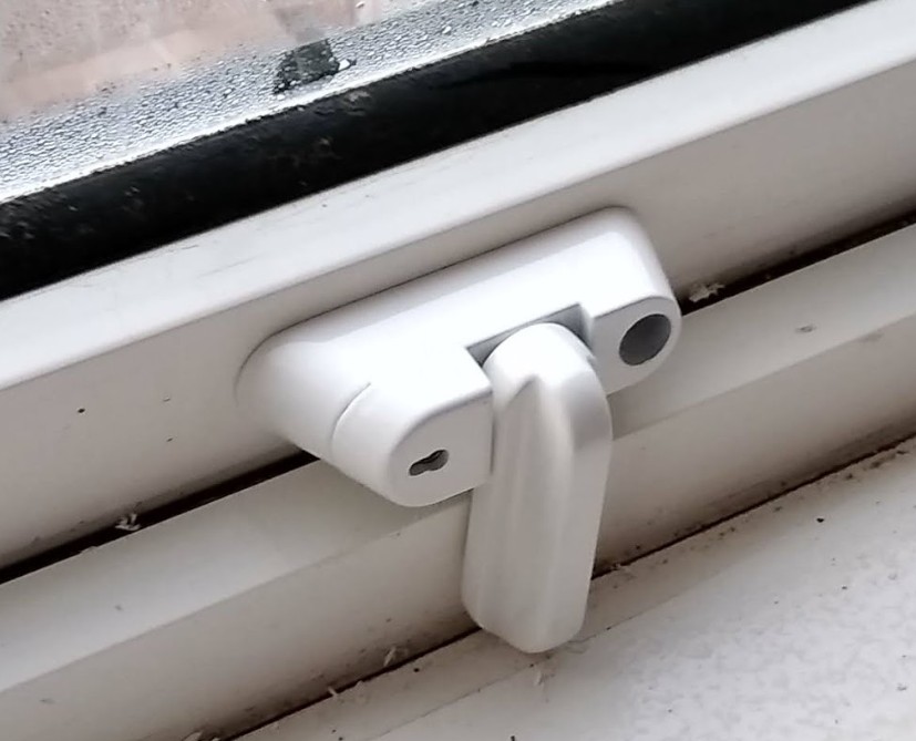 Sash jammer on window
